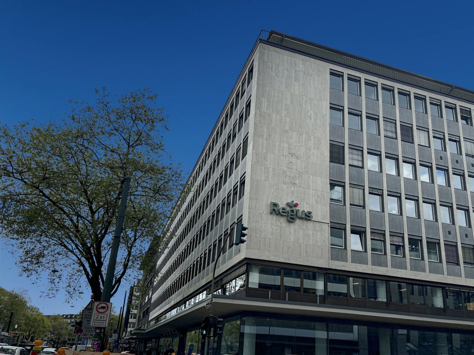 Pronájem kanceláře 1.220 m²