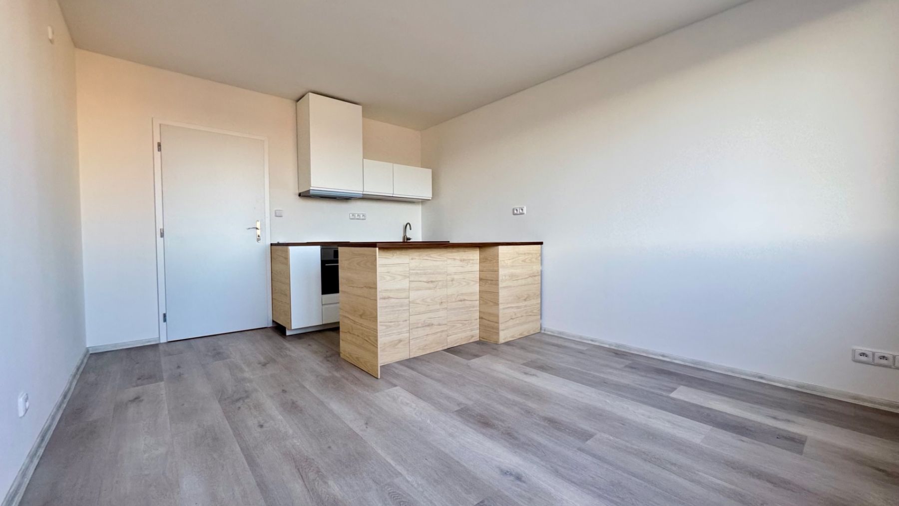 Pronájem bytu 5+kk 80 m² — photo 2