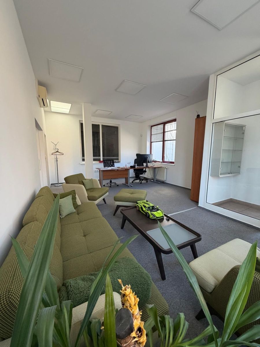 Pronájem kanceláře 250 m² — photo 2