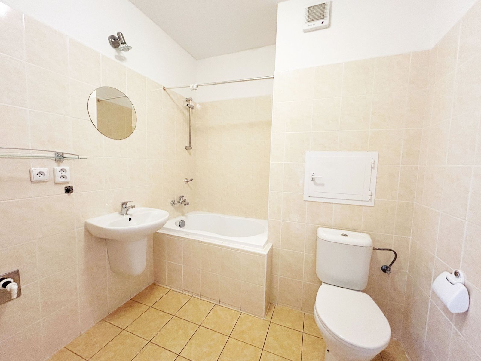 Pronájem bytu 1+kk 38 m² — photo 2