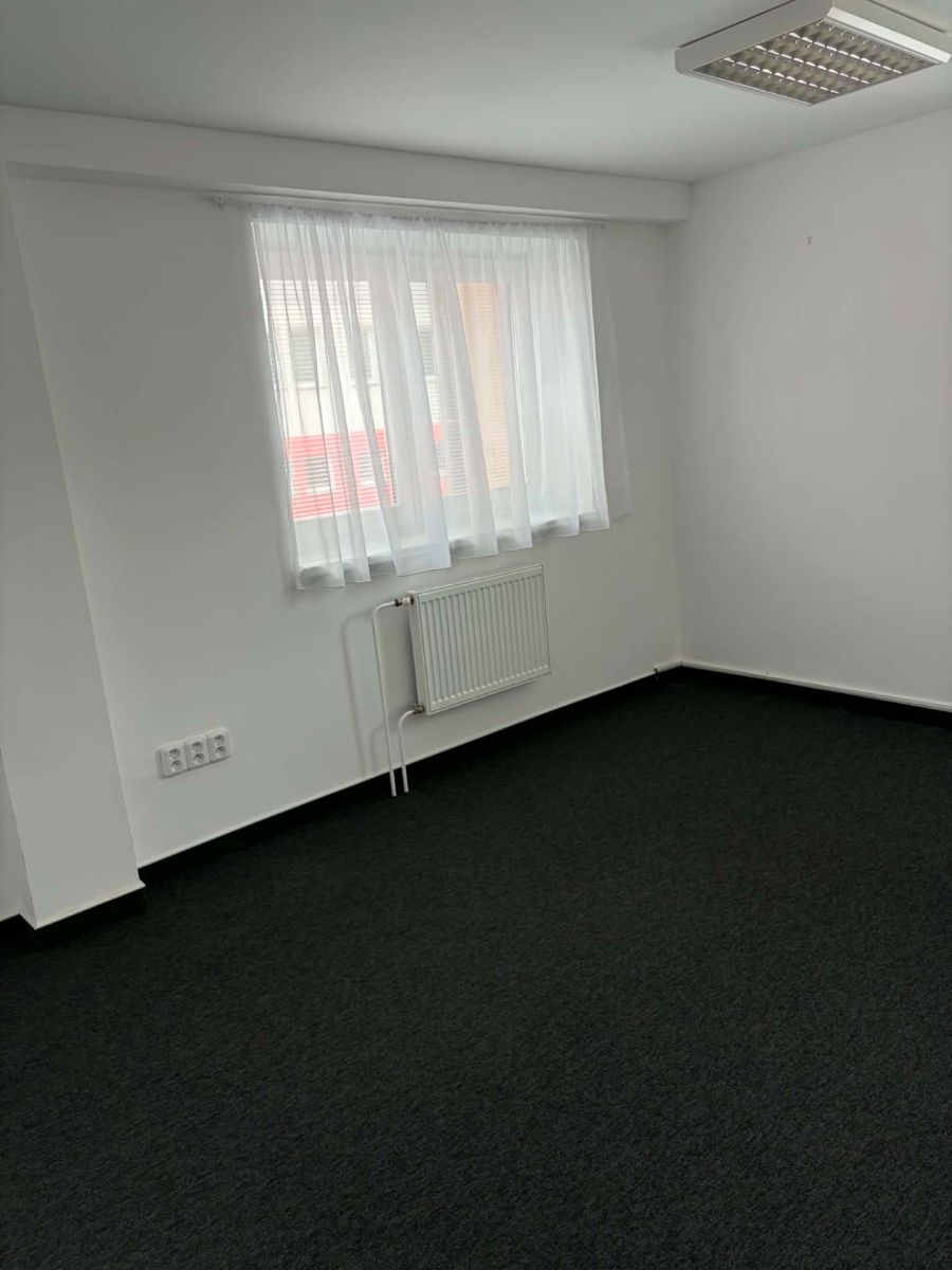 Pronájem kanceláře 120 m² — photo 2