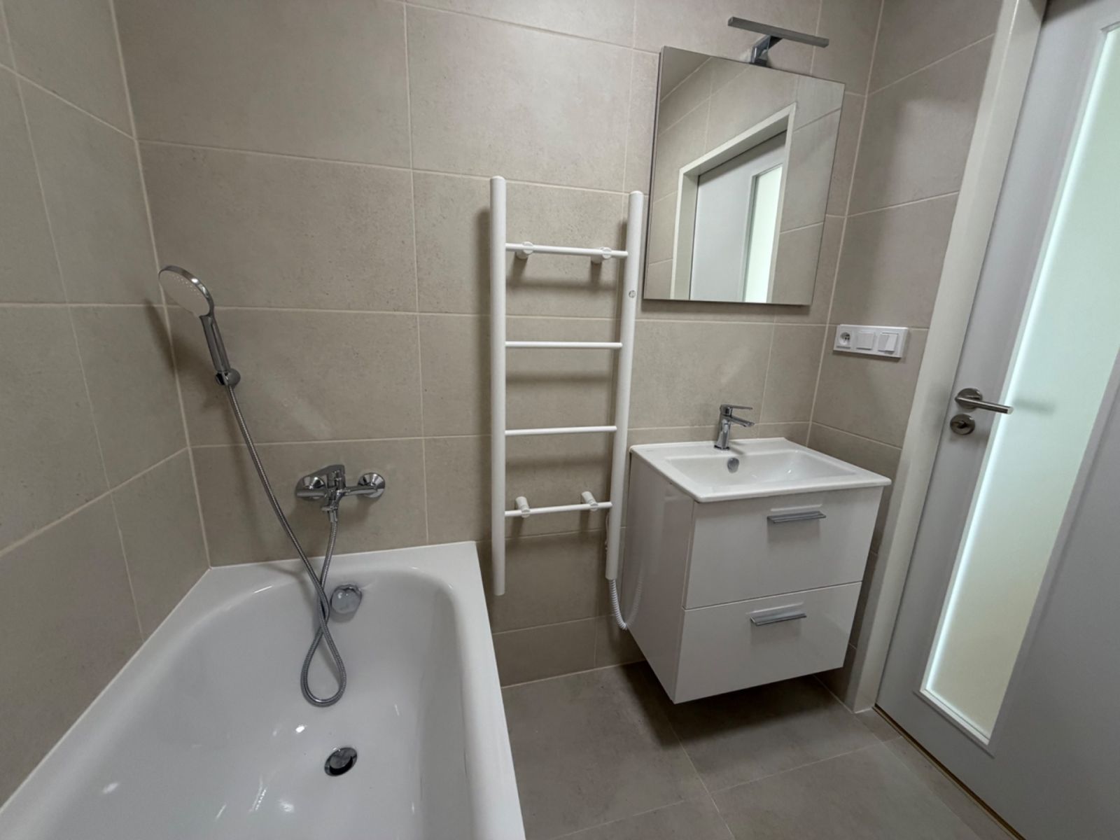Pronájem bytu 3+kk 62 m² — photo 2