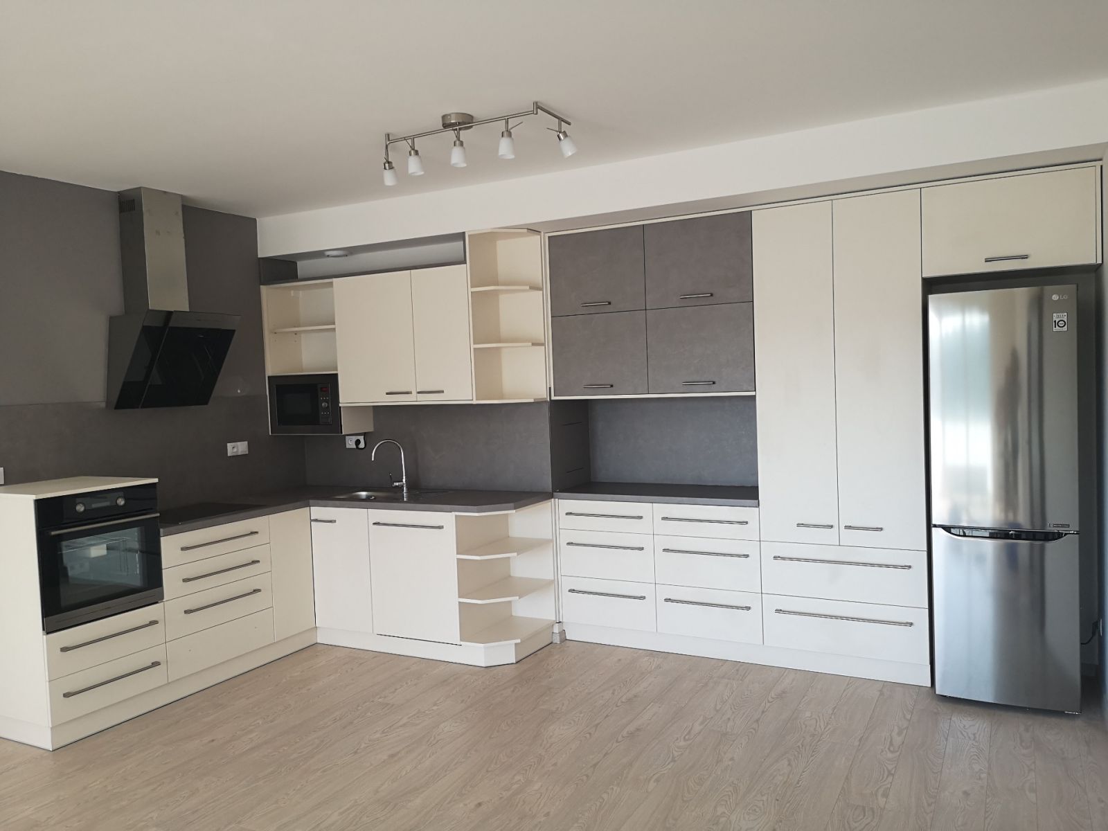 Pronájem bytu 3+kk 99 m² — photo 2