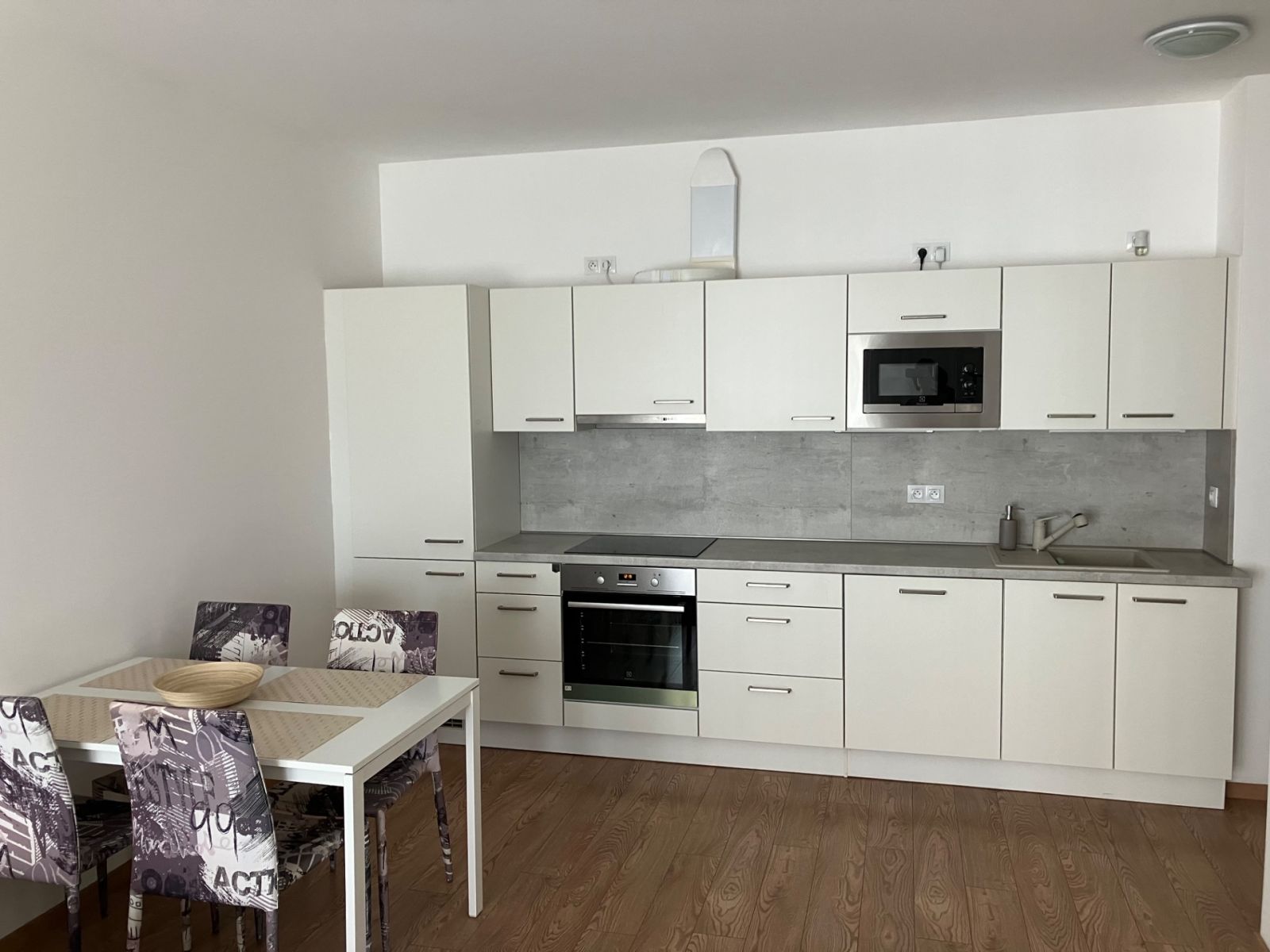 Pronájem bytu 2+kk 64 m², Praha – náhled fotky 4