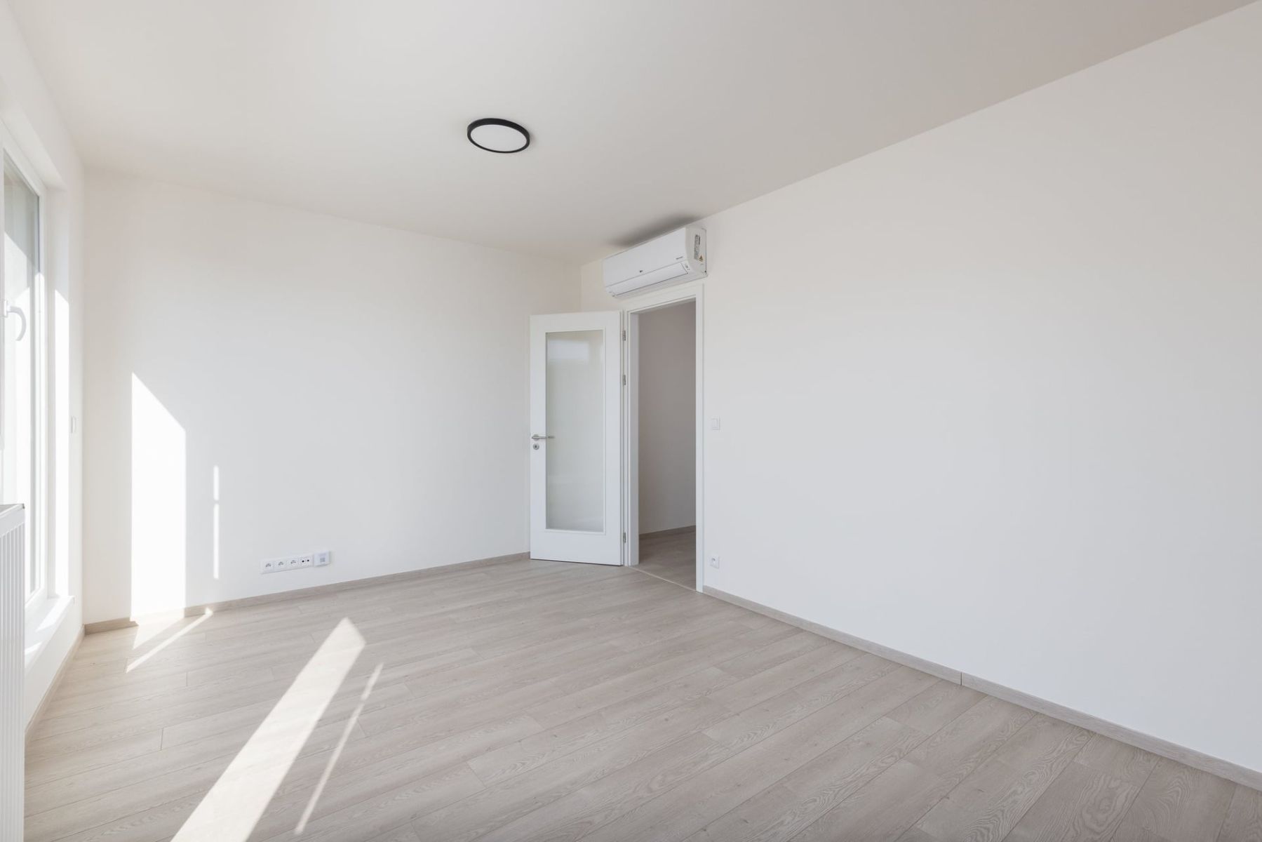 Pronájem bytu 1+kk 38 m², Praha – náhled fotky 2