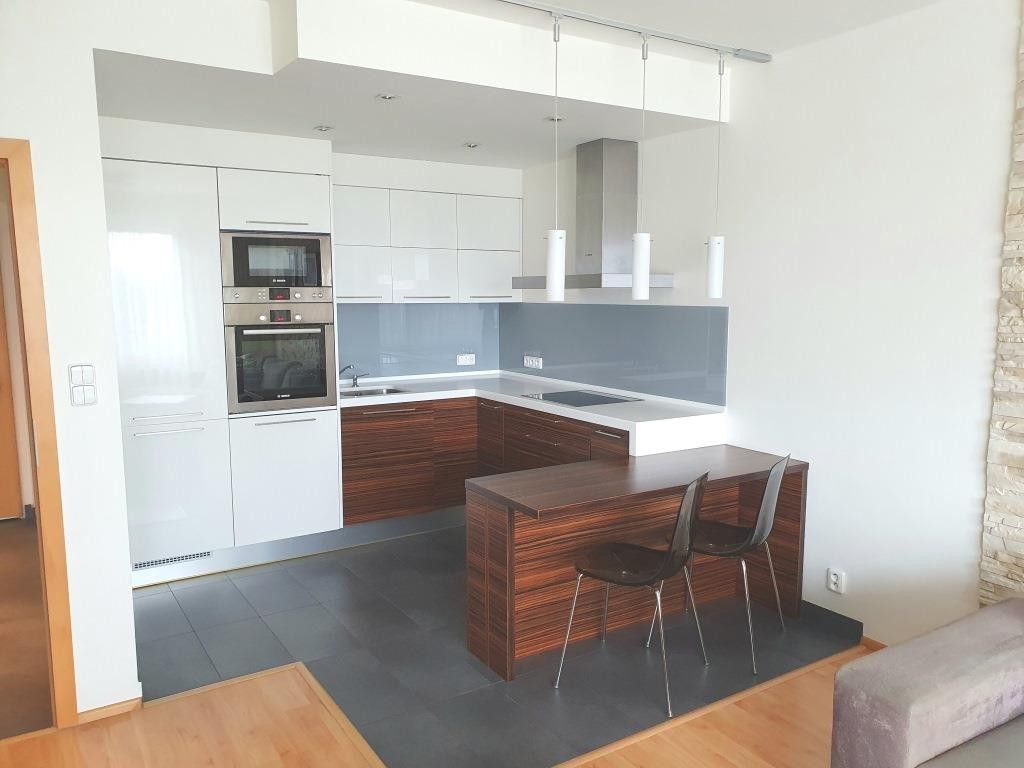 Pronájem bytu 2+kk 55 m², Praha – náhled fotky 2