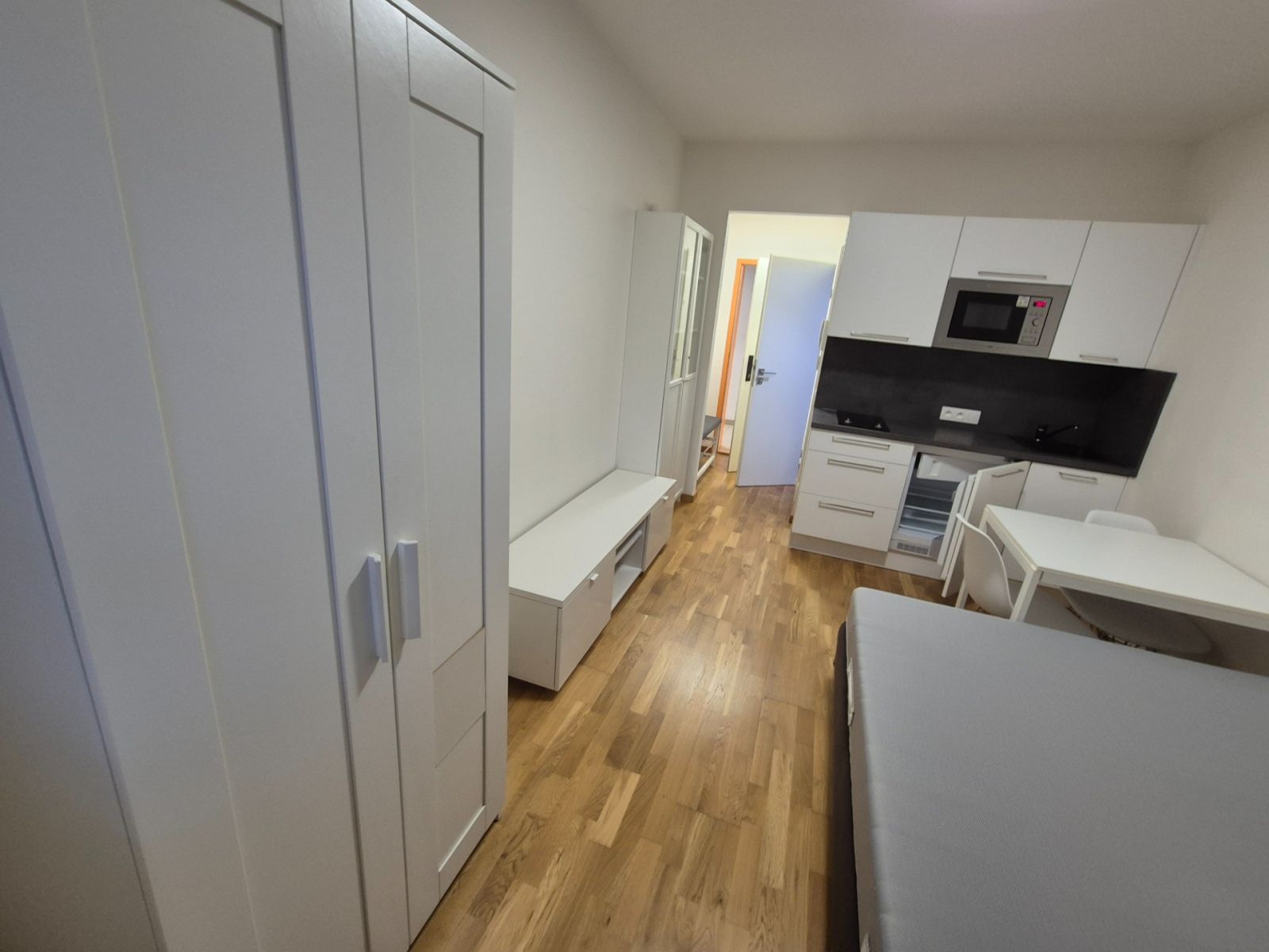 Pronájem bytu 1+kk 17 m², Praha – náhled fotky 2