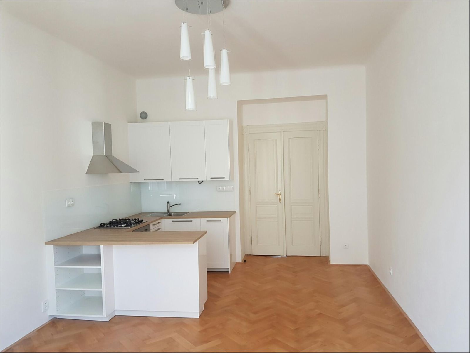 Pronájem bytu 3+kk 74 m² — photo 2