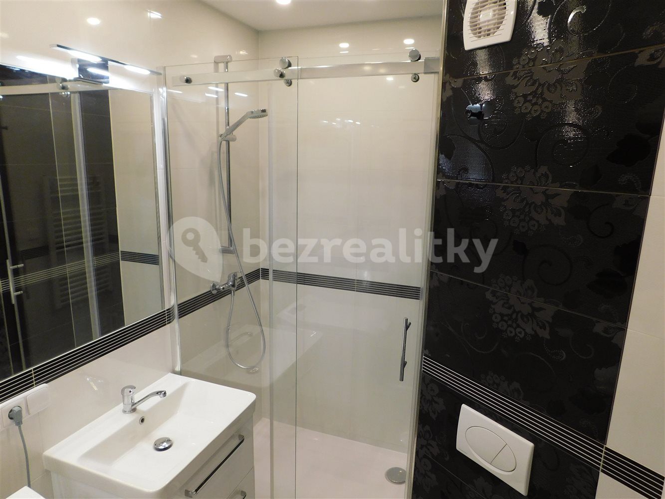 Pronájem bytu 1+kk 27 m² — photo 3