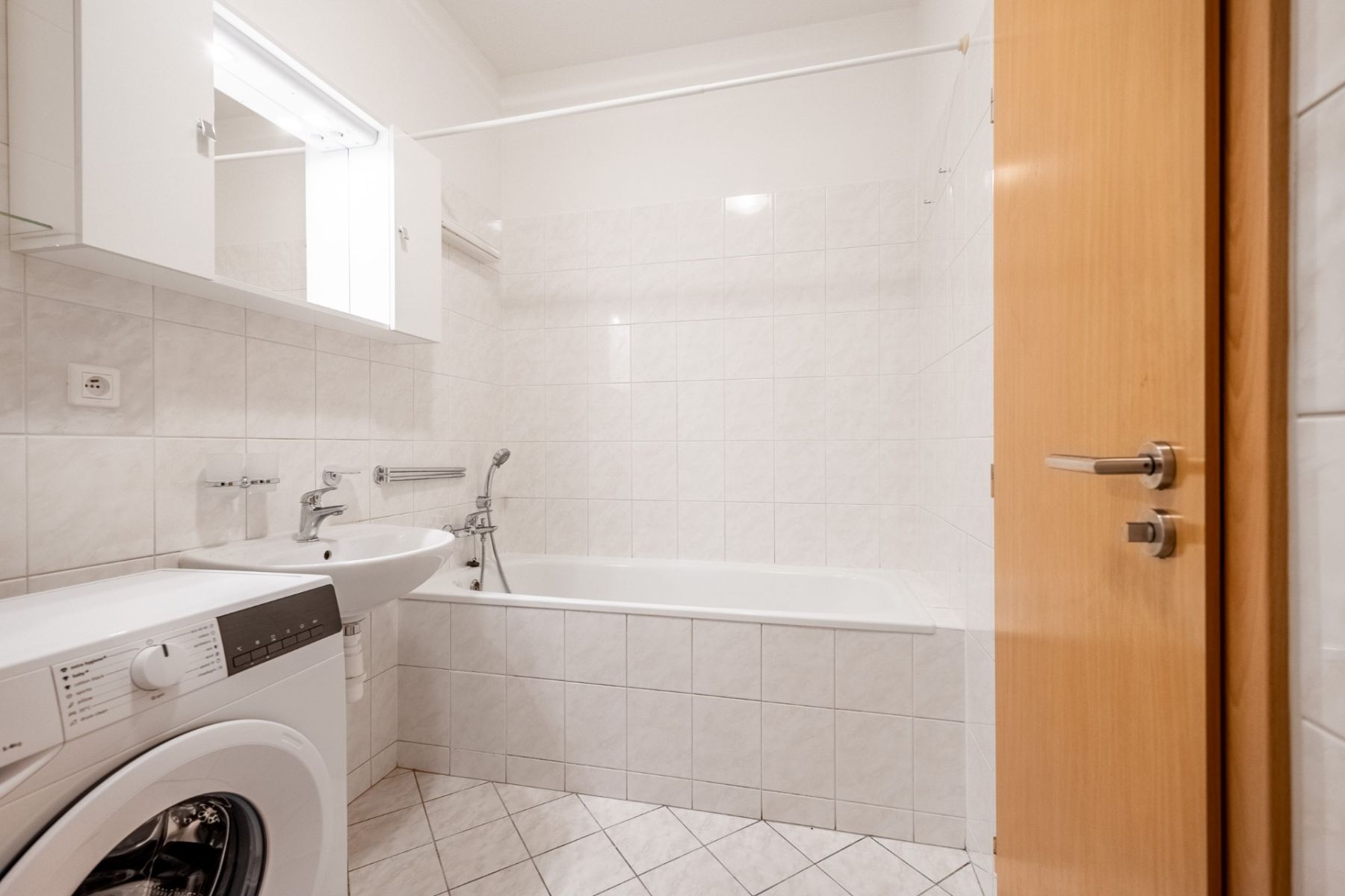 Prodej bytu 1+kk 38 m², Praha – náhled fotky 8