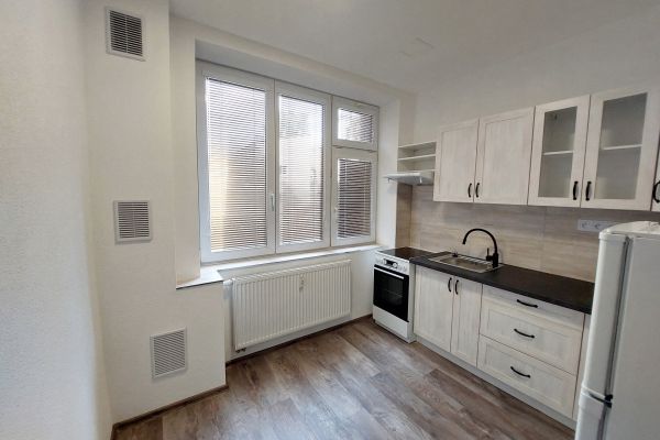 Pronájem bytu 1+1, 33 m² (2 z 8)